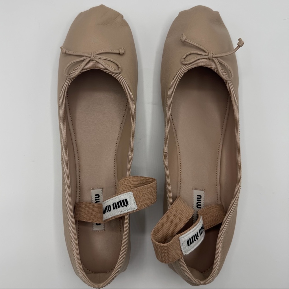 NIB New Miu Miu Ninfea Beige Leather Logo Ballet Slipper Top Strap Flats EU 42